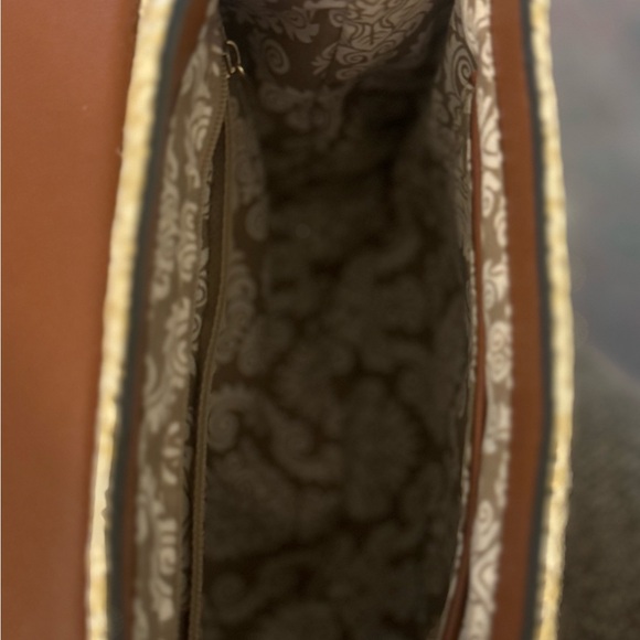 Cute little cross over or carry bag. - Picture 4 of 4